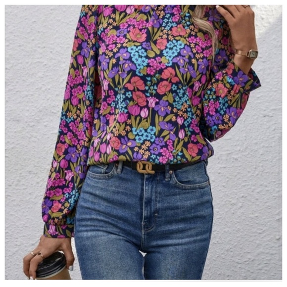 New Floral Printed Mock Neck
Blouse Sz Medium - Picture 4 of 5